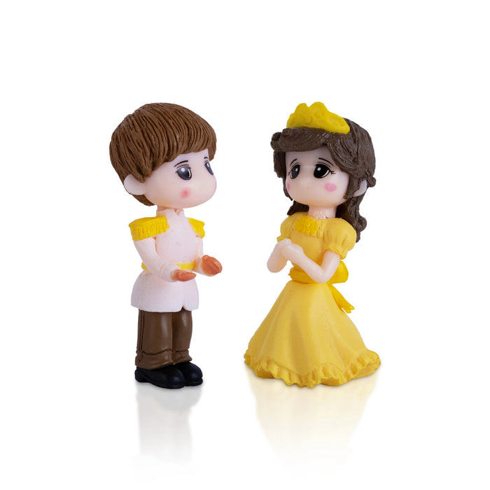 Young Couple Pair - 2 x 1 Inches | Cute Couple/ Resin Showpiece For Home Decor